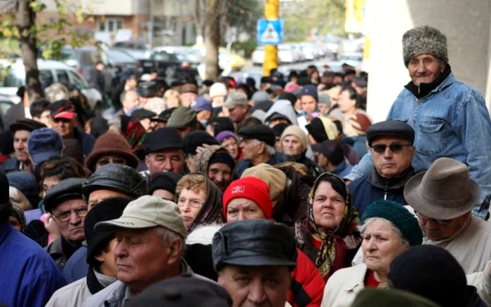 Pensionari din Constanţa, la cozile umilinţei Foto Adevărul Constanţa