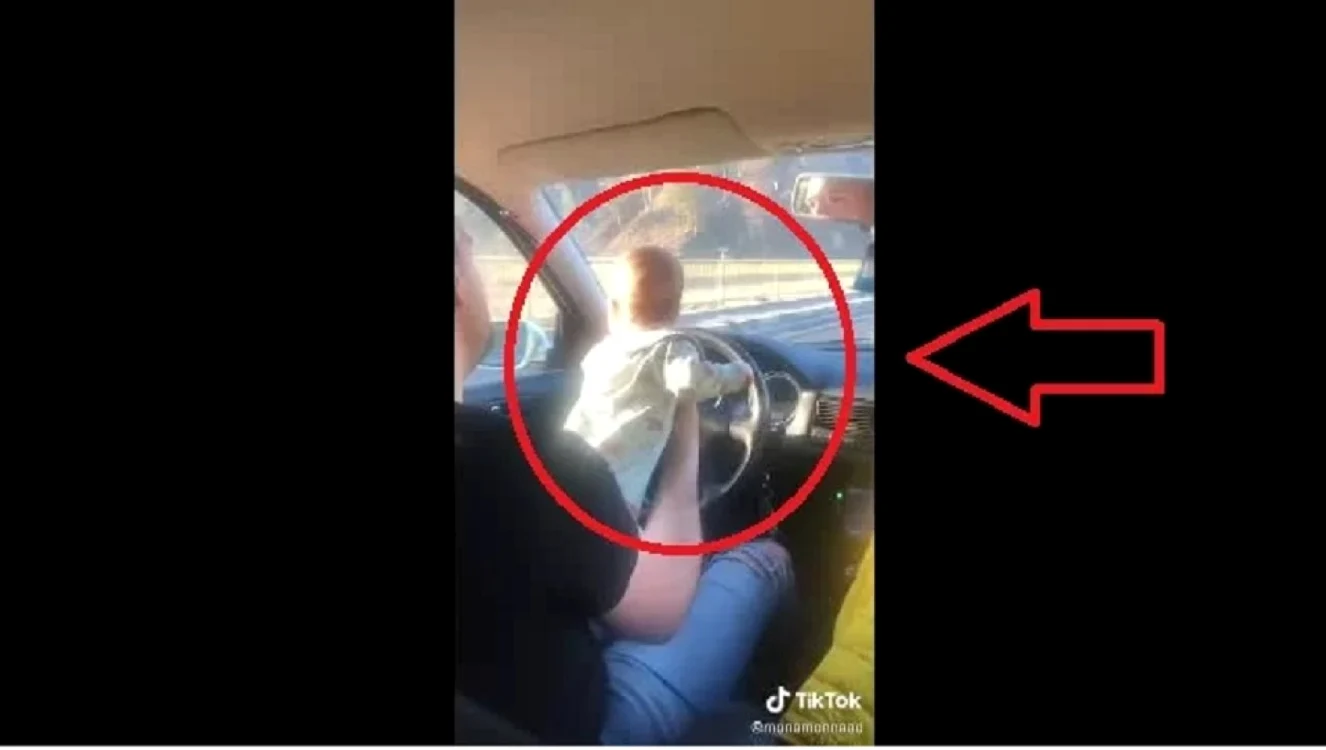 Şofer în trafic, pe Valea Oltului, cu un bebeluş la volan; Foto captură TikTok