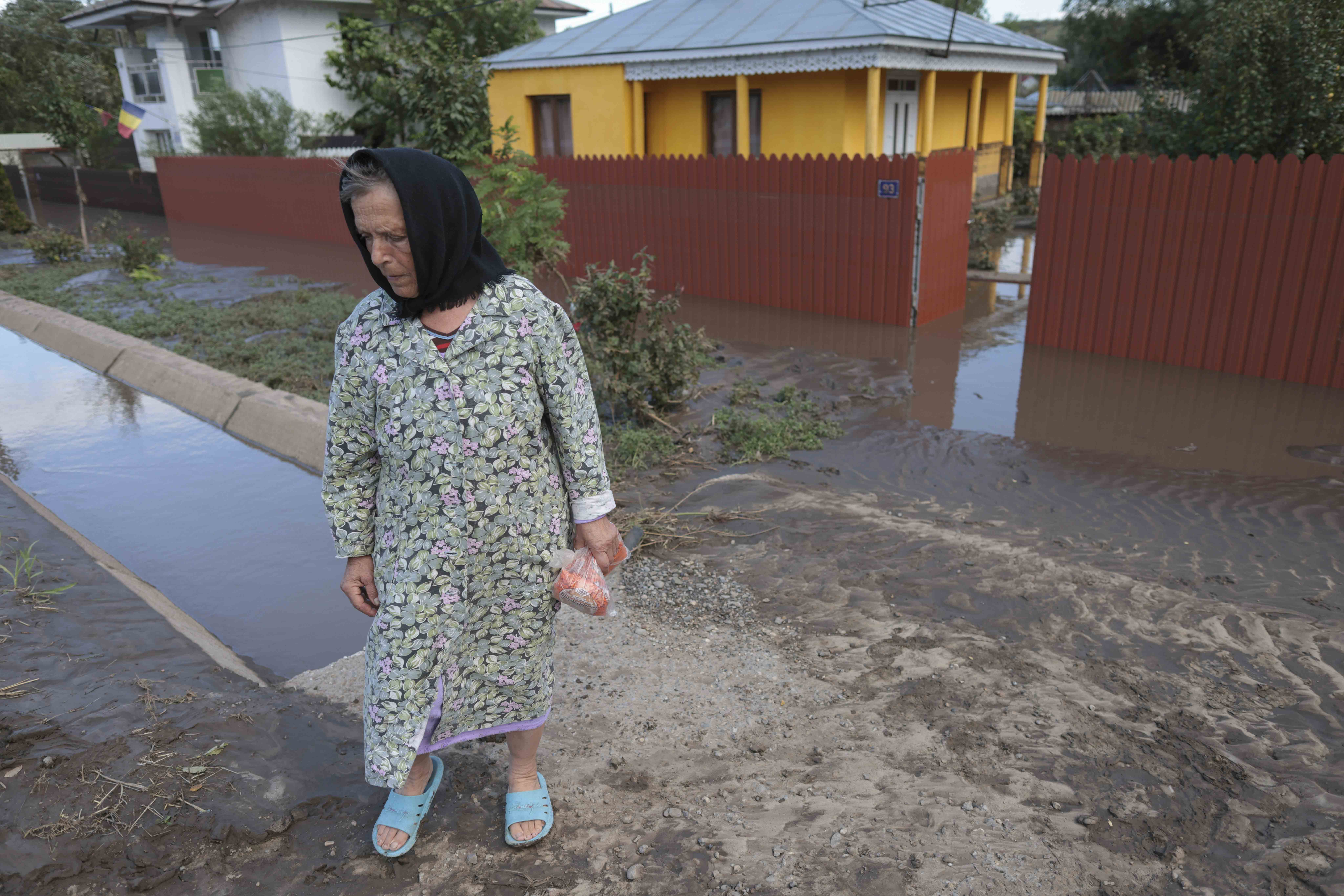 Cod roșu de ploi torențiale în Galați. Localități evacuate. Carosabil surpat în Chiajna, case inundate în București