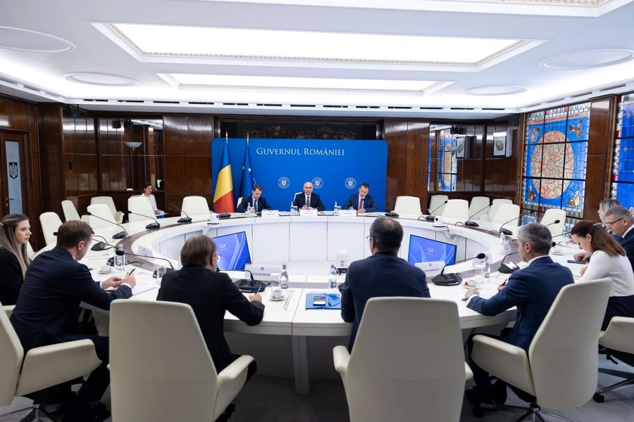 Bolojan, discuții cu reprezentanţi ai 13 fonduri de investiții internaționale, în ziua în care Carlyle a anunțat preluarea activelor Lukoil