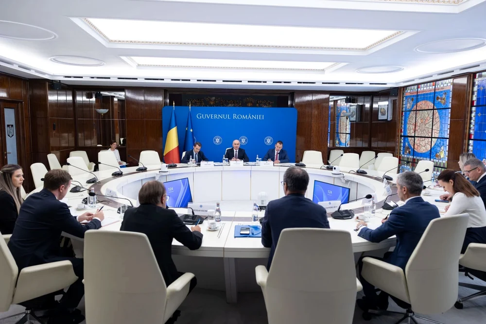 Bolojan, discuții cu reprezentanţi ai 13 fonduri de investiții internaționale, în ziua în care Carlyle a anunțat preluarea activelor Lukoil