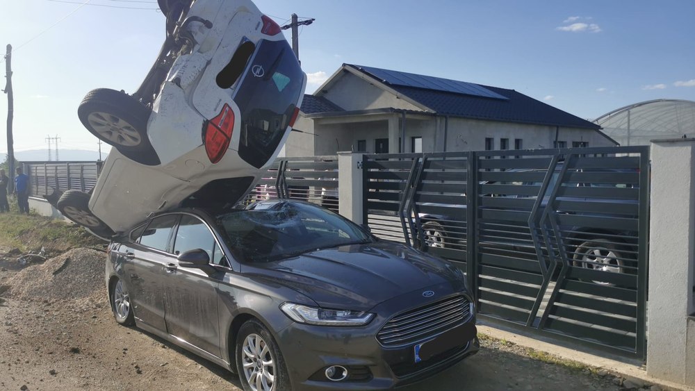 Accident spectaculos în Vrancea: o mașină a rămas suspendată pe o alta. Două persoane au fost rănite FOTO