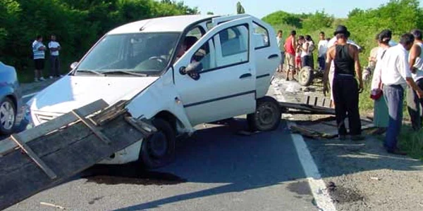 Masina a lovit în plin căruţa neechipată