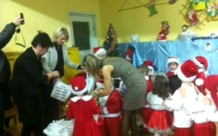 Copiii au primit cadouri şi de la Boghicevici  FOTO Claudia Untaru Creţu