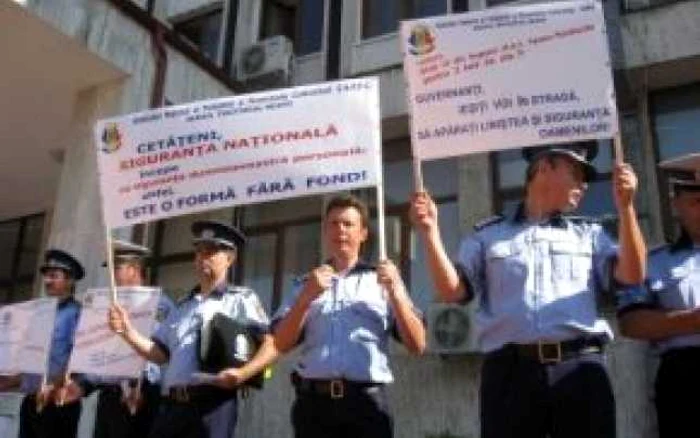 Poliţiştii nu mai protestează şi aşteaptă înlâlnirea de duminică cu Băsescu - Update