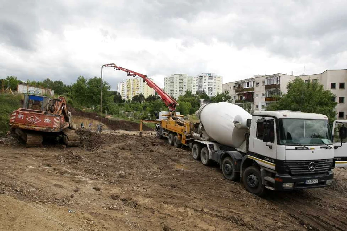 Lucrările la Parkingul din zona pârâului Calvaria sunt în plină desfăşurare. Foto Caius Raţiu