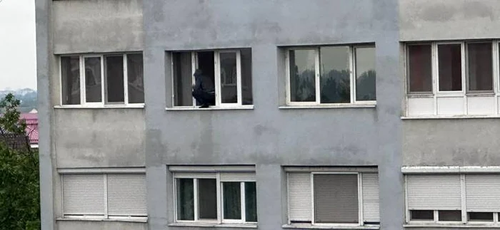 Barbatul este în continuare pe pervaz. FOTO: Opinia Timi;oarei