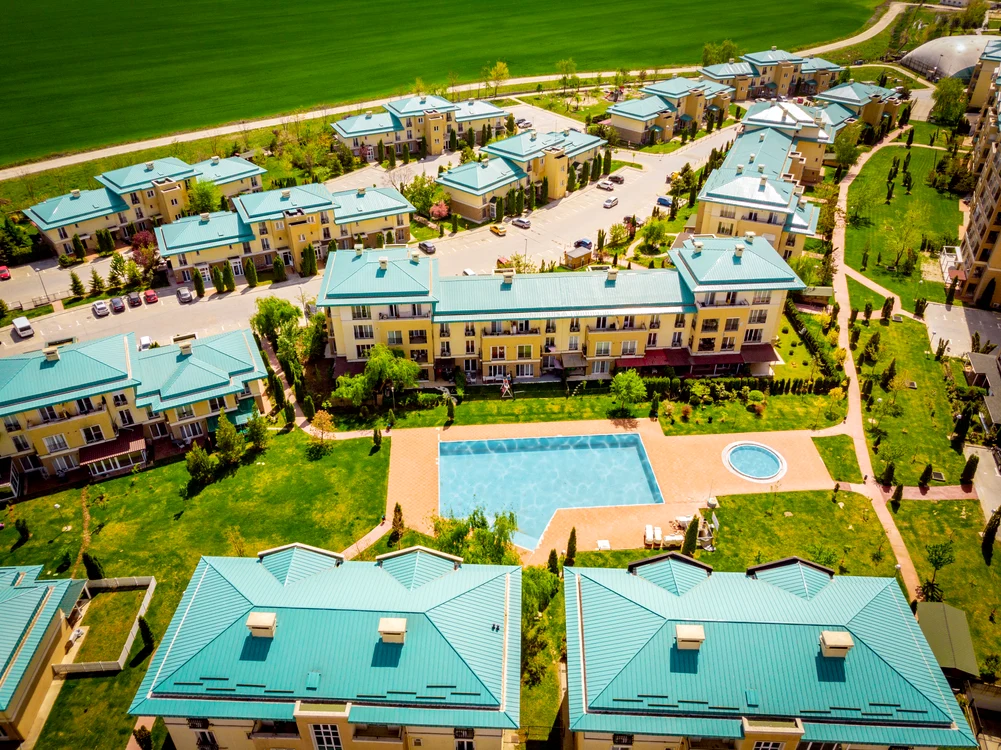 
    Indiferent că și-au cumpărat un apartament cochet sau o casă elegantă, toți locuitorii cartierului Cosmopolis au acces non-stop la nu mai puțin de opt piscine de mari dimensiuni.   