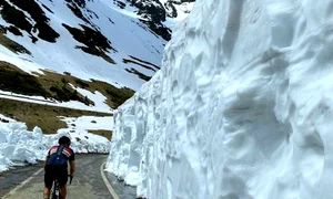 biciclist pe transfagarasan printre munti de zapada jpeg