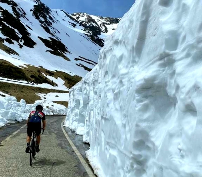 
    În weekend, mai mulți bicicliști s-au aventurat pe Transfăgărășan, printre munții de zăpadă  