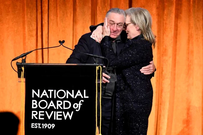 Robert De Niro şi Meryl Streep se îmbrăţişează pe scena în timpul premiilor National Board of Review Annual la Cipriani 42nd Street New York Statele Unite ale Americii Guliver / Getty Images /  Dimitrios Kambouris 