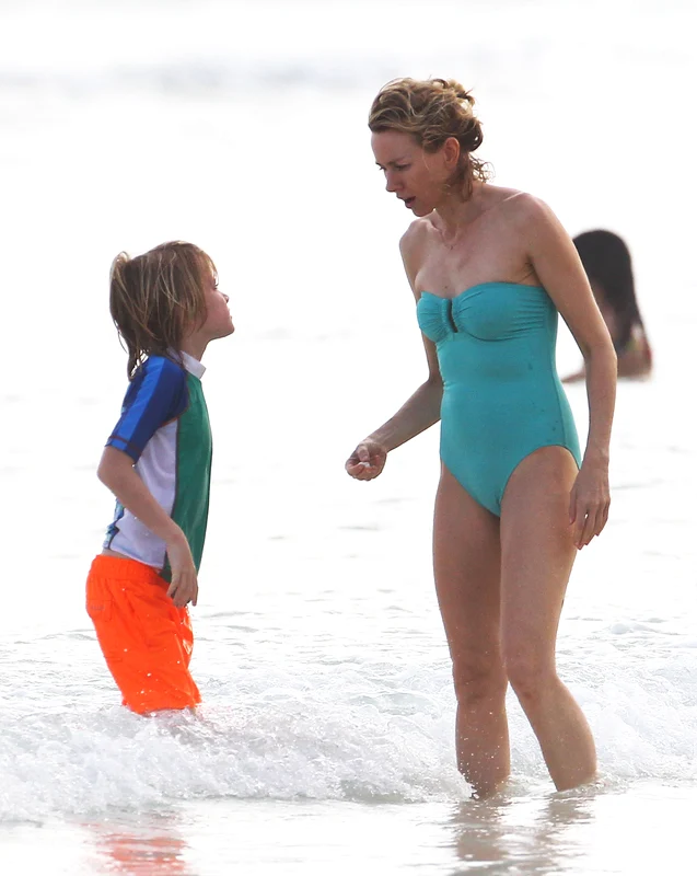 Exclusive    Naomi Watts Hits The Beach In Cancun jpeg
