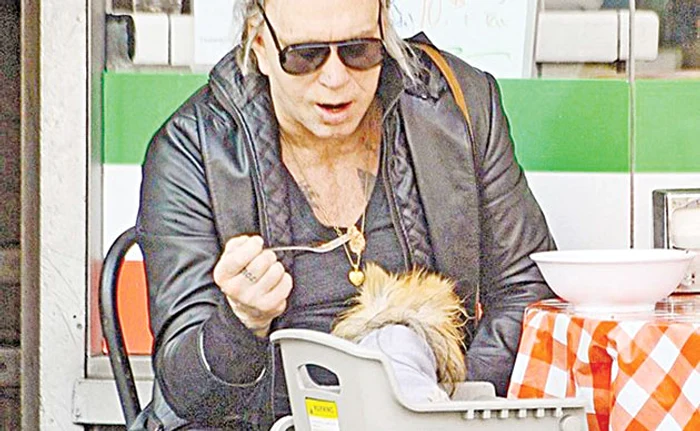 Rourke îl hrăneşte cu  linguriţa pe Number One