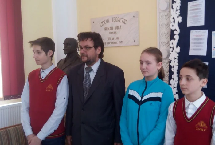 Mircea Gligor între elevii olimpici la fizică de la Colegiul Naţional Roman- Vodă FOTO Monitorul de Neamţ