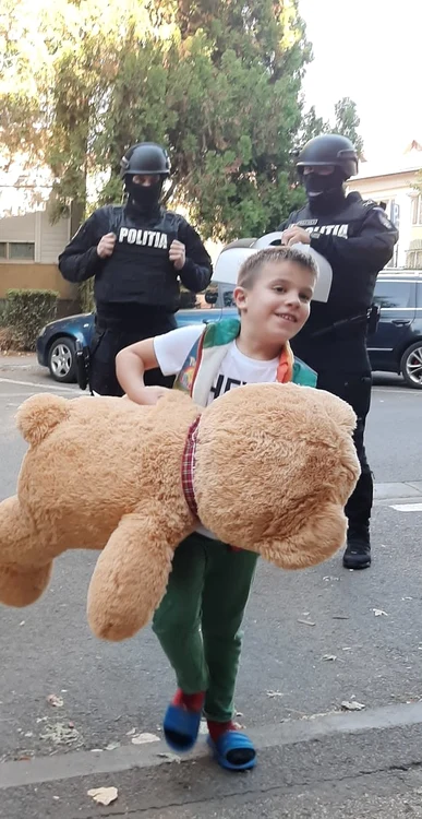 Luca Alexandru s-a bucurat că a avut polițiști ca invitați la ziua luiFoto: Facebook