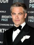 Chris Pine arată diferit jpg