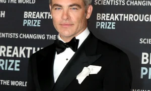 Chris Pine arată diferit  jpg