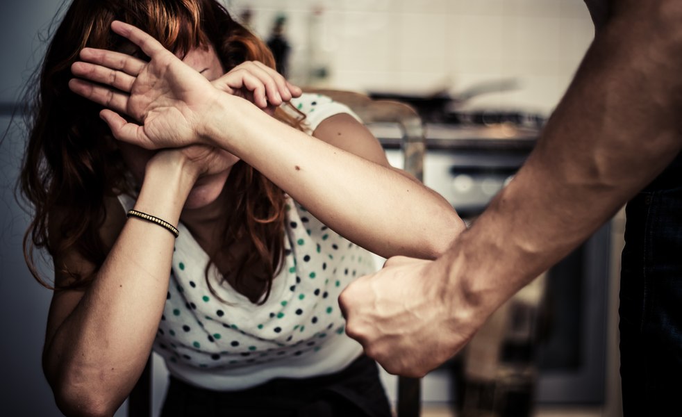 Caz șocant de violență domestică. Un român, arestat în Italia după cinci ani de abuzuri asupra soției: „Dacă nu te culci cu mine, te omor”