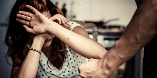 Violenta familie femeie batuta  FOTO Shutterstock jpg