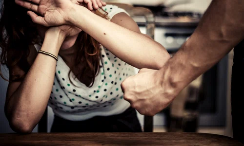 Violenta familie femeie batuta  FOTO Shutterstock jpg