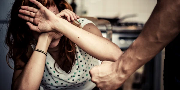 Violenta familie femeie batuta  FOTO Shutterstock jpg