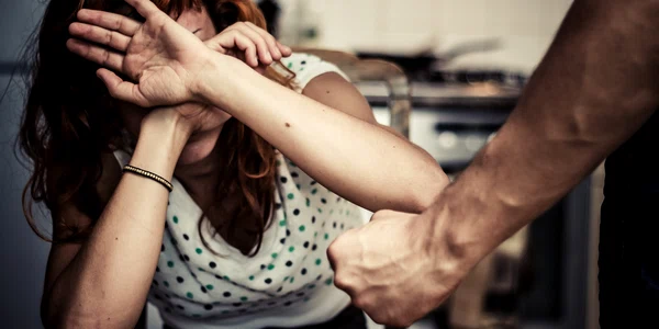 Violenta familie femeie batuta  FOTO Shutterstock jpg