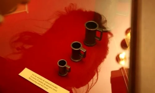 Ocaua şi metrul de pe vremea domnitorului Alexandru Ioan Cuza, păstrate cu sfinţenie la Iaşi jpeg