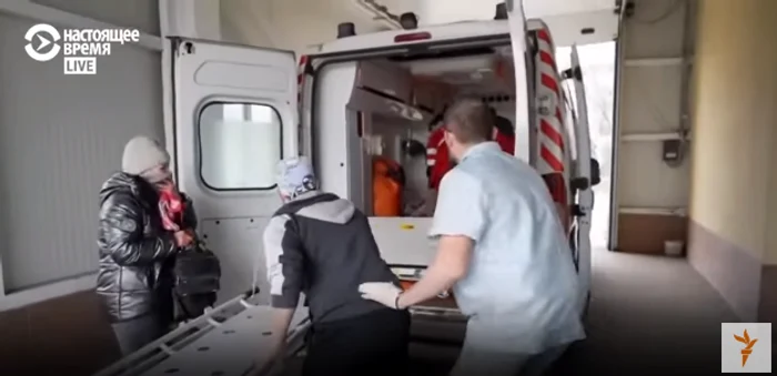 Mama ţine strâns de fularul fiicei sale captură Youtube