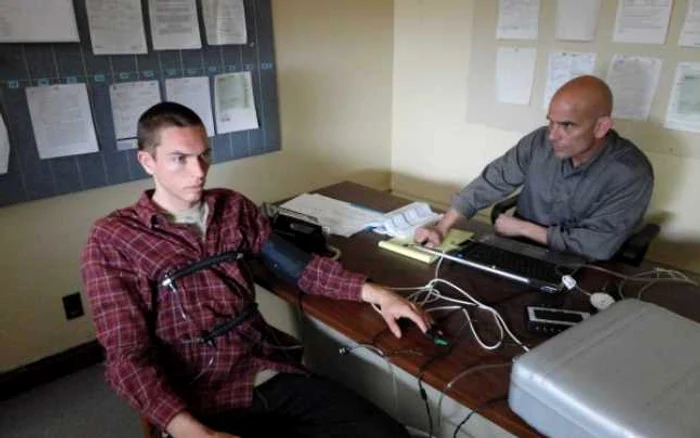 Poligraful nu identifică, de fapt, minciunile, ci măsoară diferenţa dintre modul în care reacţionează oamenii sinceri la întrebări relevante sau la întrebările de control şi modul în care reacţionează cei nesinceri la acestea. FOTO businessinsider.com