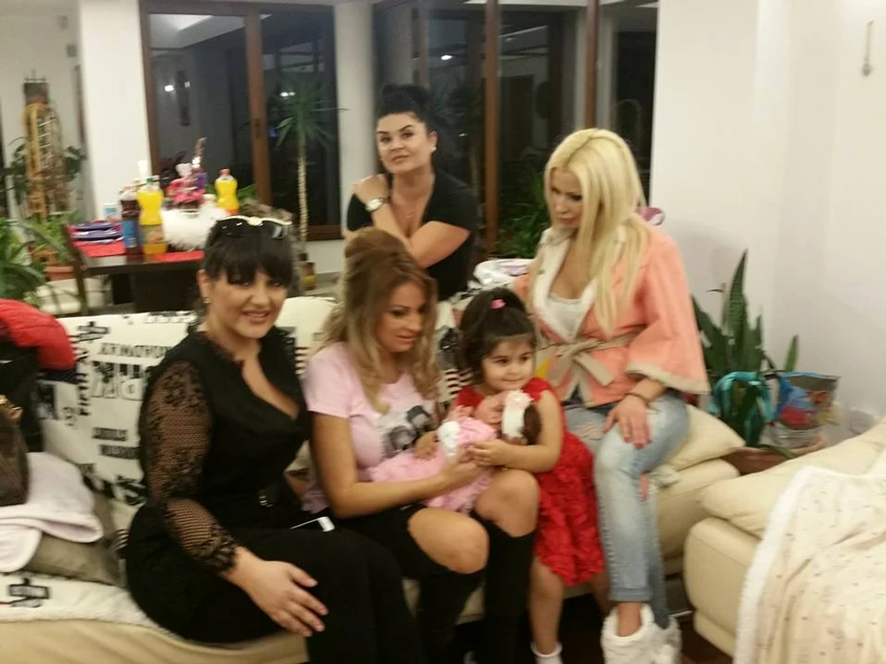 Tema petrecerii organizate de Sânziana a fost „Valentine's Day” („Ziua Îndrăgostiților”, n.r.)