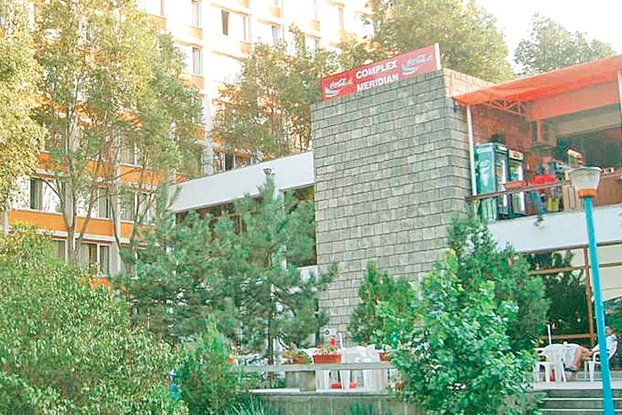 Părinţii au ieşit din  hotel cu copiii în braţe  şi au cerut ajutor medical (Captură neptun tv)