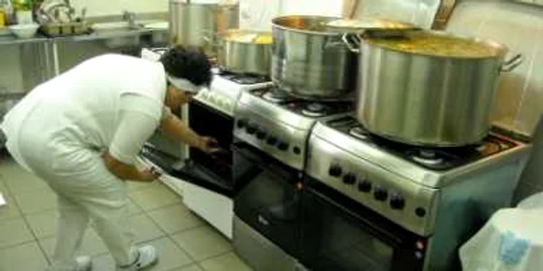Aproximativ 200 de pensionari se vor bucura de  masa tradiţională de sărbători