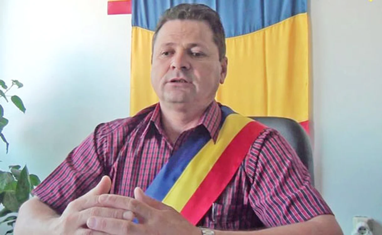
    Primarul şi-a făcut  modificări fără  autorizaţie  la acoperişul  casei  