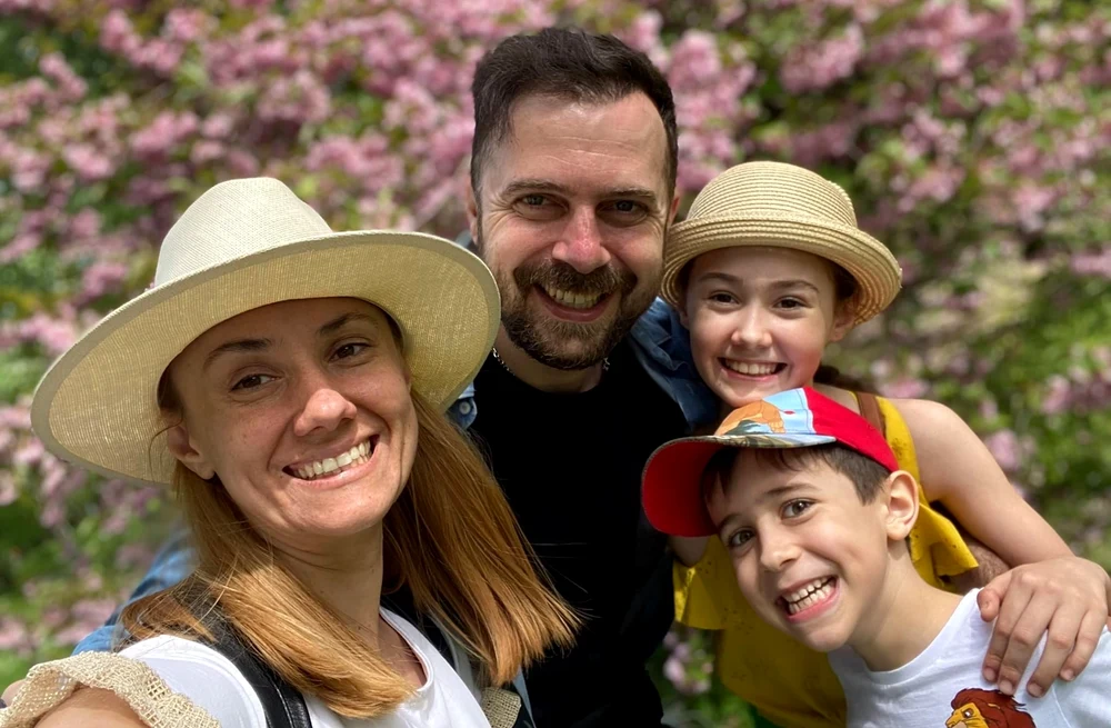 Oana Ioniță, alături de soțul ei, Florin Budnaru, și de cei doi copii ai lor