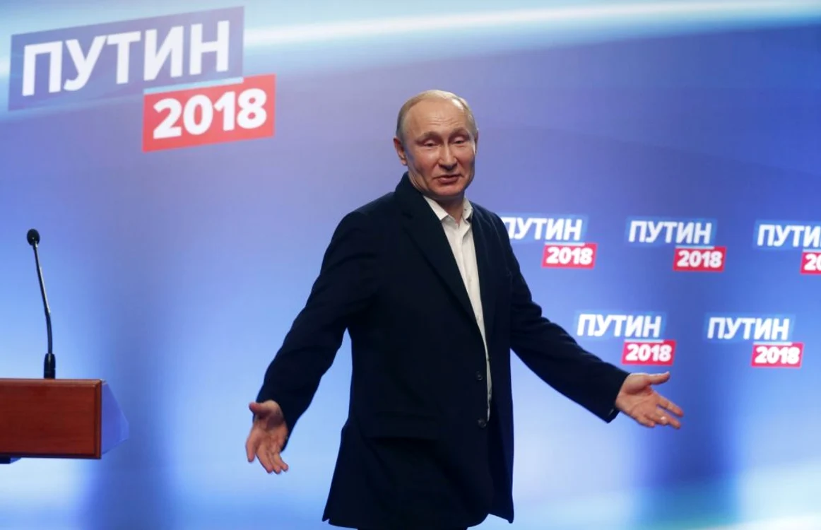 Preşedintele rus ales Vladimir Putin gesticulează în timp ce soseşte la o conferinţă de presă la sediul său de campanie din Moscova Rusia FOTO EPA EFE Sergei Chirikov