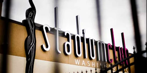 Cu bani strânşi pentru un centru SIDA au deschis un club de striptease