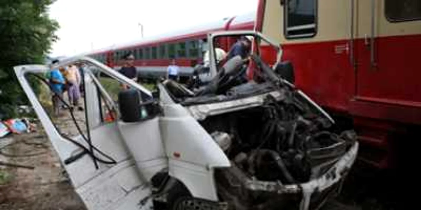 Iaşi: (UPDATE) Patronii microbuzului morţii şi mecanicul de locomotivă, chemaţi azi la audieri
