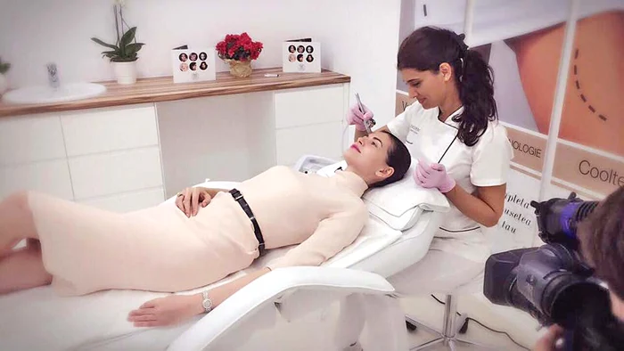 Monica Gabor are grijă de tenul ei şi când vine în ţară