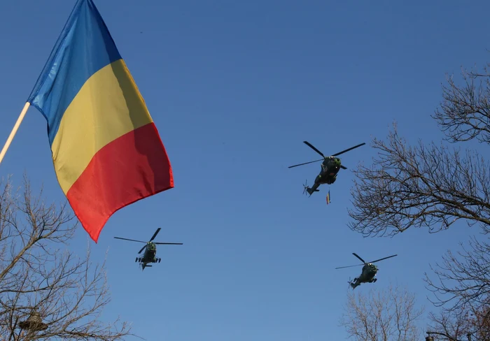 Parada a fost deschisă de elicopterele militare, la ora 10.12