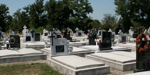 Cei doi furasera din cimitir 