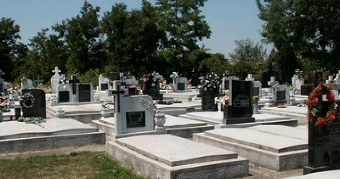 Cei doi furasera din cimitir