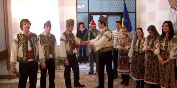 Studenţii basarabeni au colindat la Prefectura Alba