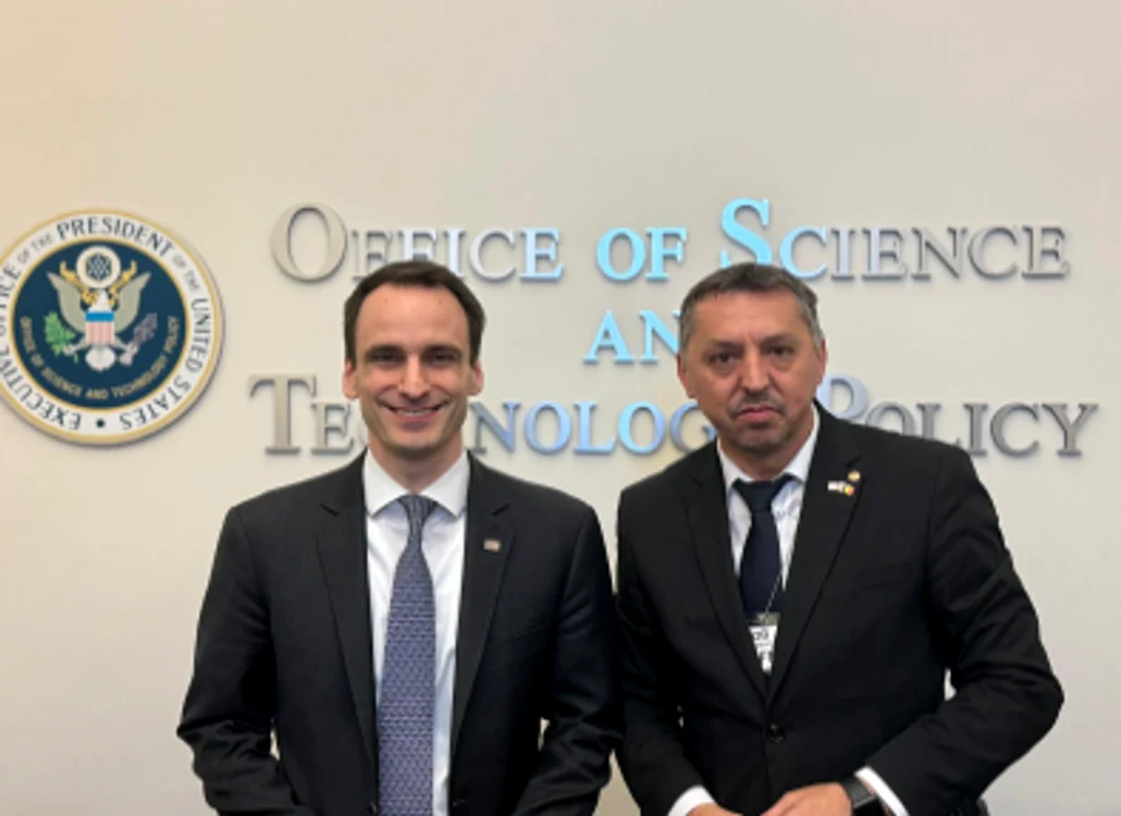 Daniel David și  Michael Kratios. FOTO: Ministerul Educației