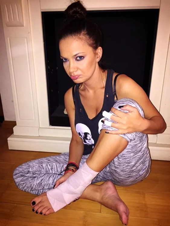 Deşi este accidentată, maieul decoltat arată cât de sexz este Andreea Antonescu