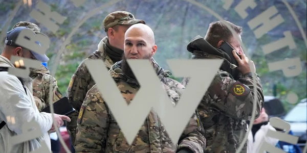 Vizitatori îmbrăcați în camuflaj militar stau la intrarea  Centrul Wagner din Rusia FOTO Profimedia 