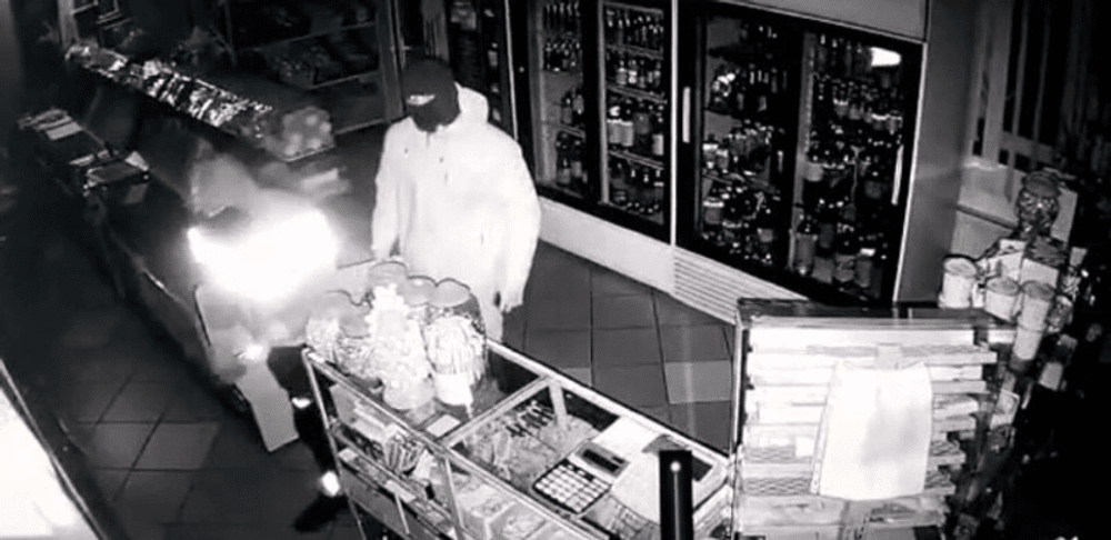 Trei indivizi cu cagule au jefuit un magazin alimentar din Târgovişte. Polițiștii sunt pe urmele lor