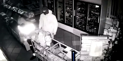 Hoți mascați au dat spargerea într-un magazin. FOTO stirileprotv.ro