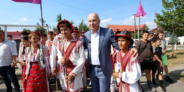 Mircea Geoana, laFestivalul căluşăresc „Ilie Martin”. FOTO Facebook