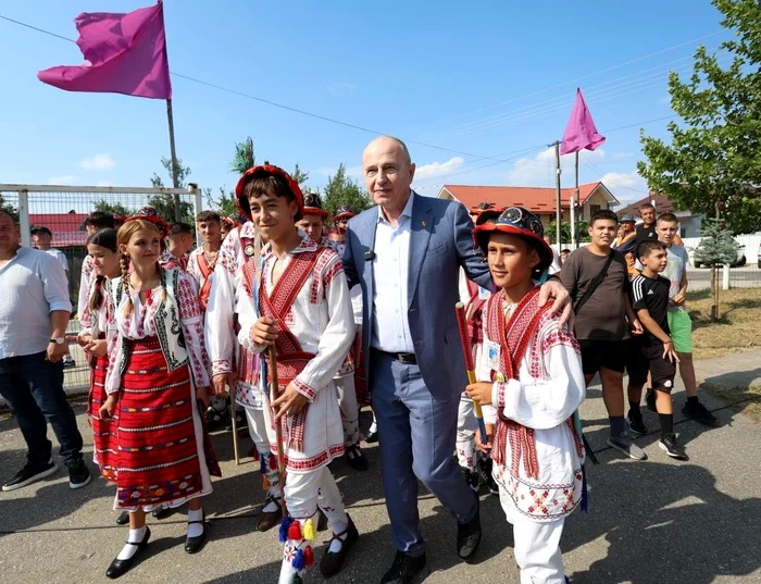 Mircea Geoana, laFestivalul căluşăresc „Ilie Martin”. FOTO Facebook