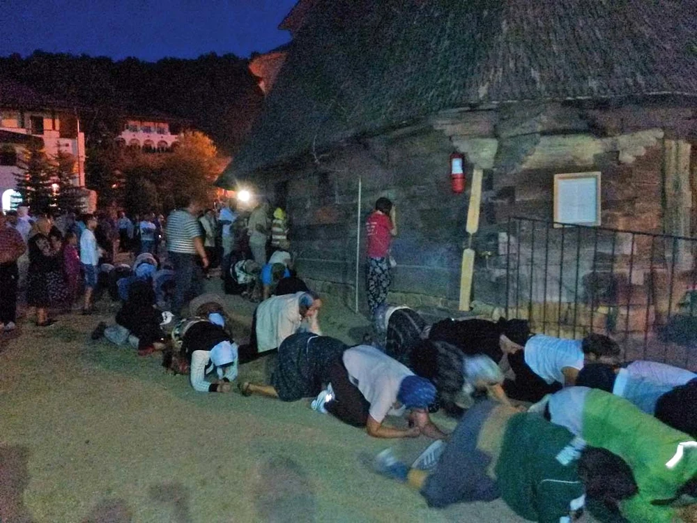 Vineri seara, credincioşii au înconjurat biserica în genunchi